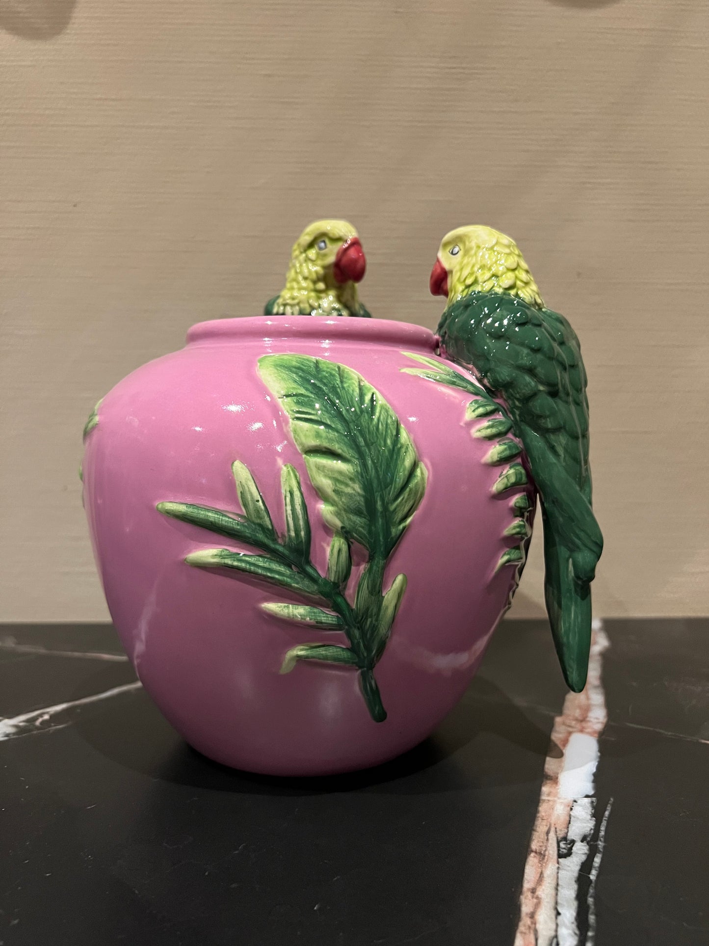 Aardewerk vaas roze met papegaaien