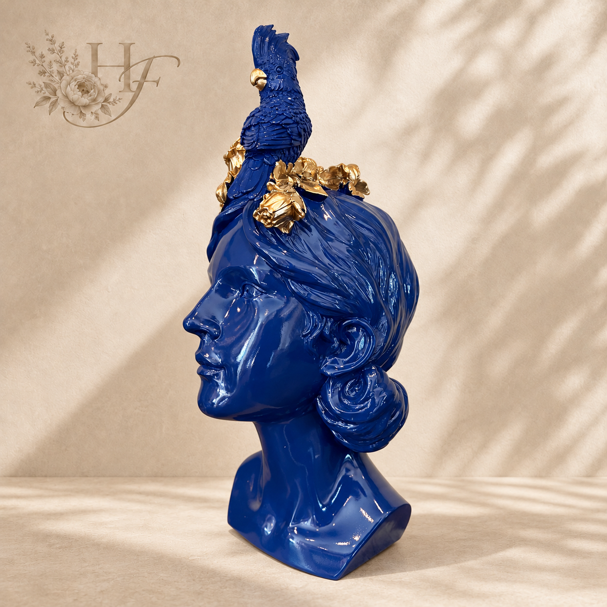 Decoratief Beeld Dame met Kaketoe – Kobaltblauw & Goud