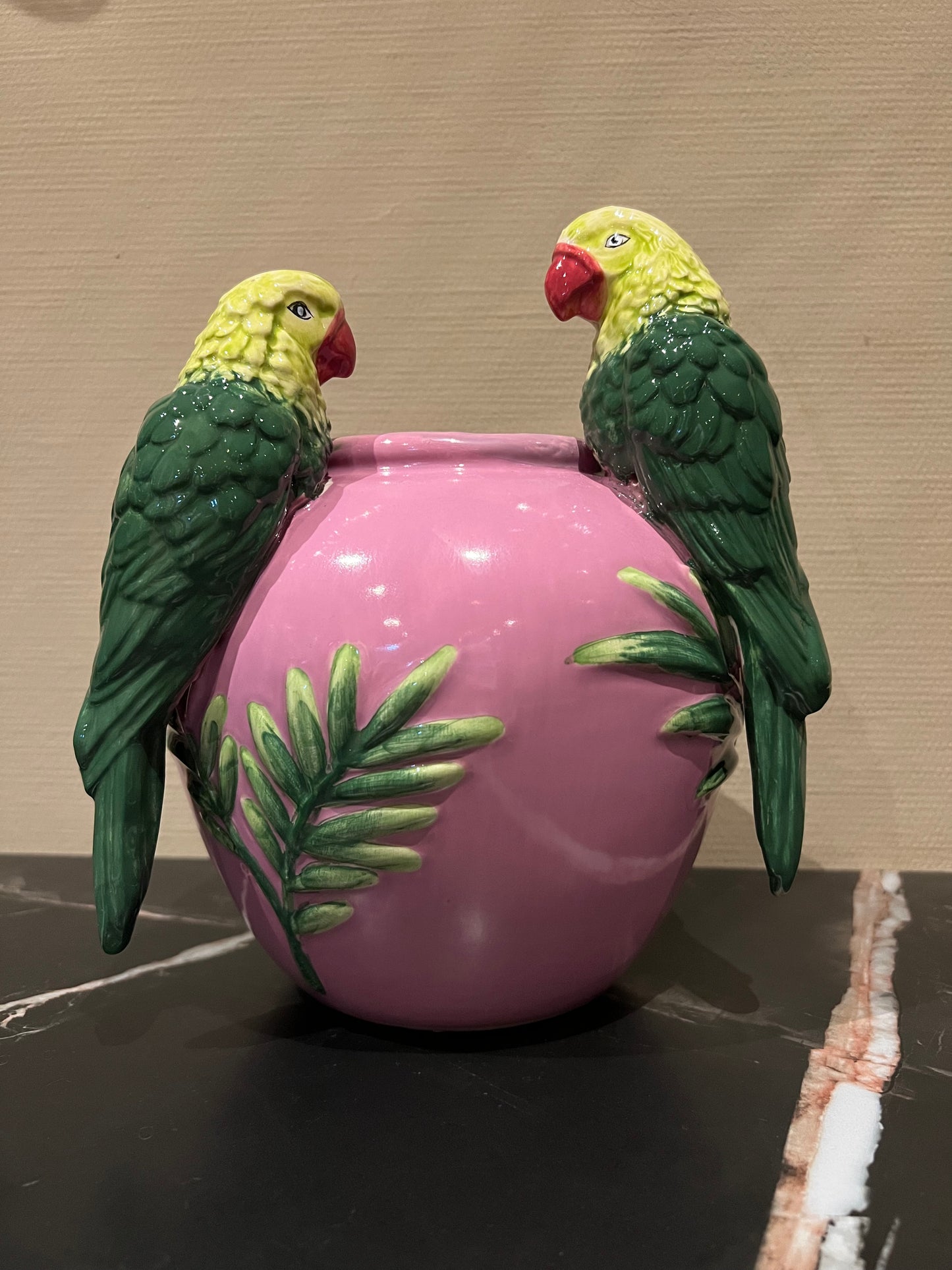 Aardewerk vaas roze met papegaaien
