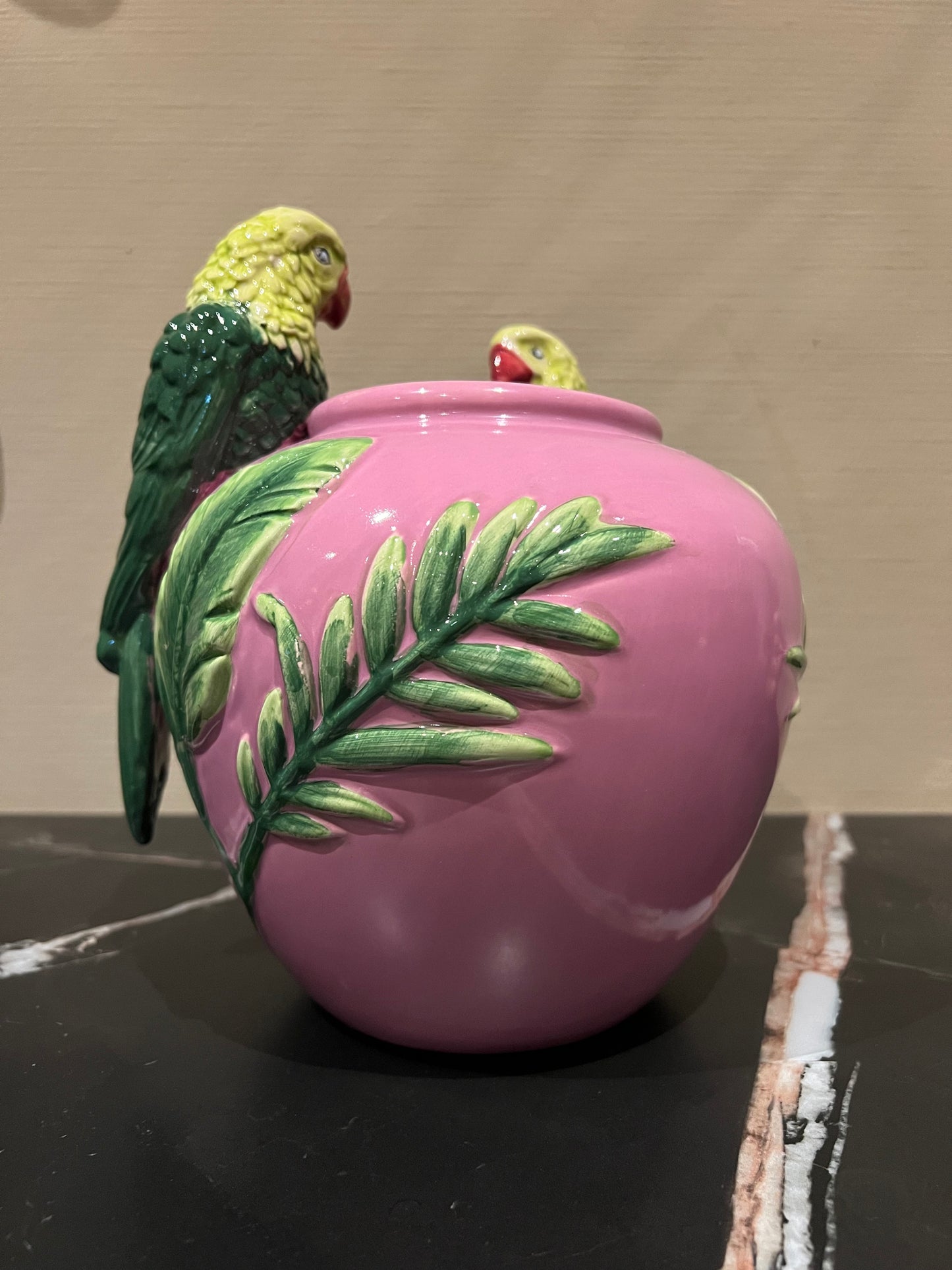 Aardewerk vaas roze met papegaaien