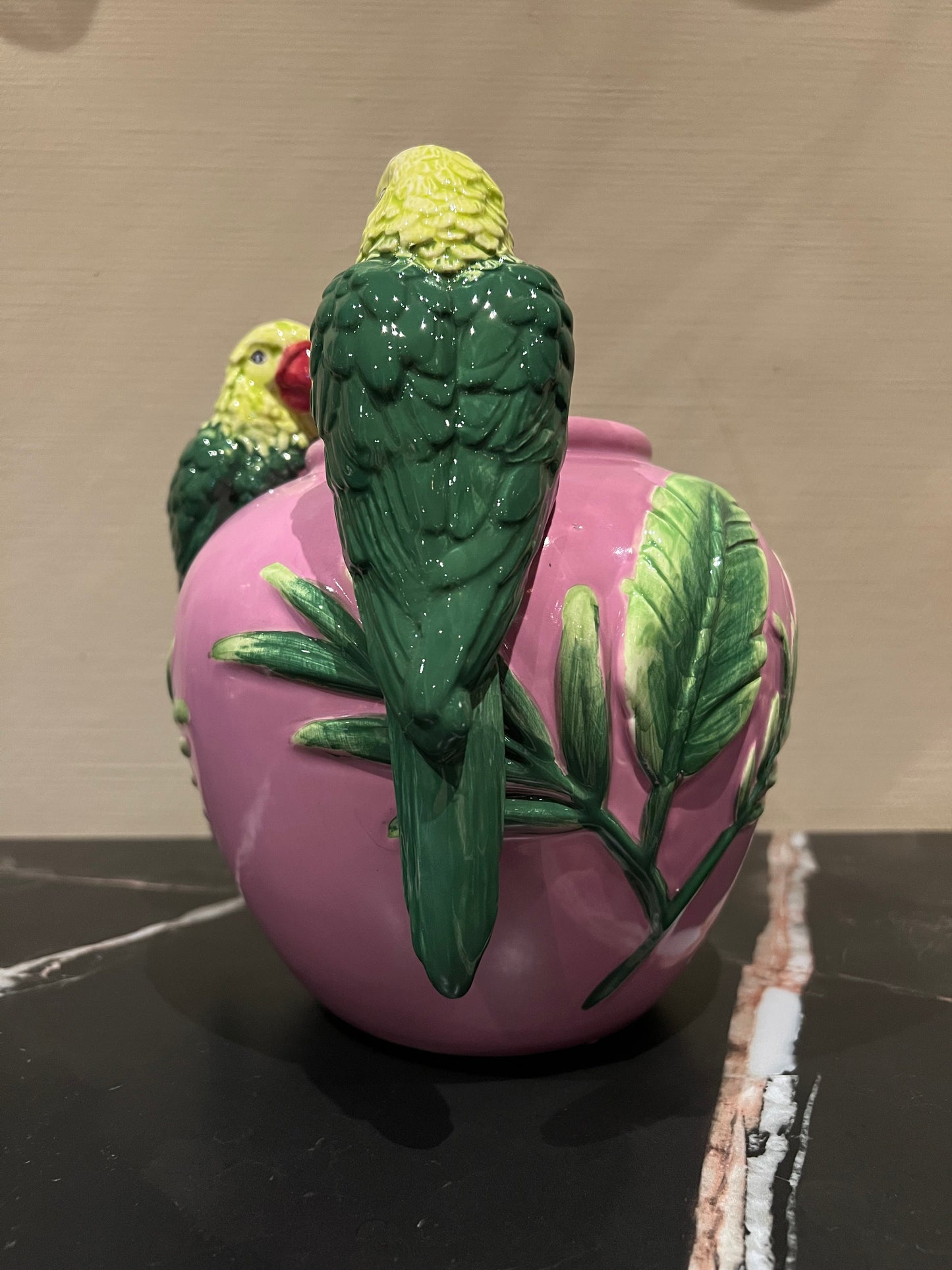 Aardewerk vaas roze met papegaaien