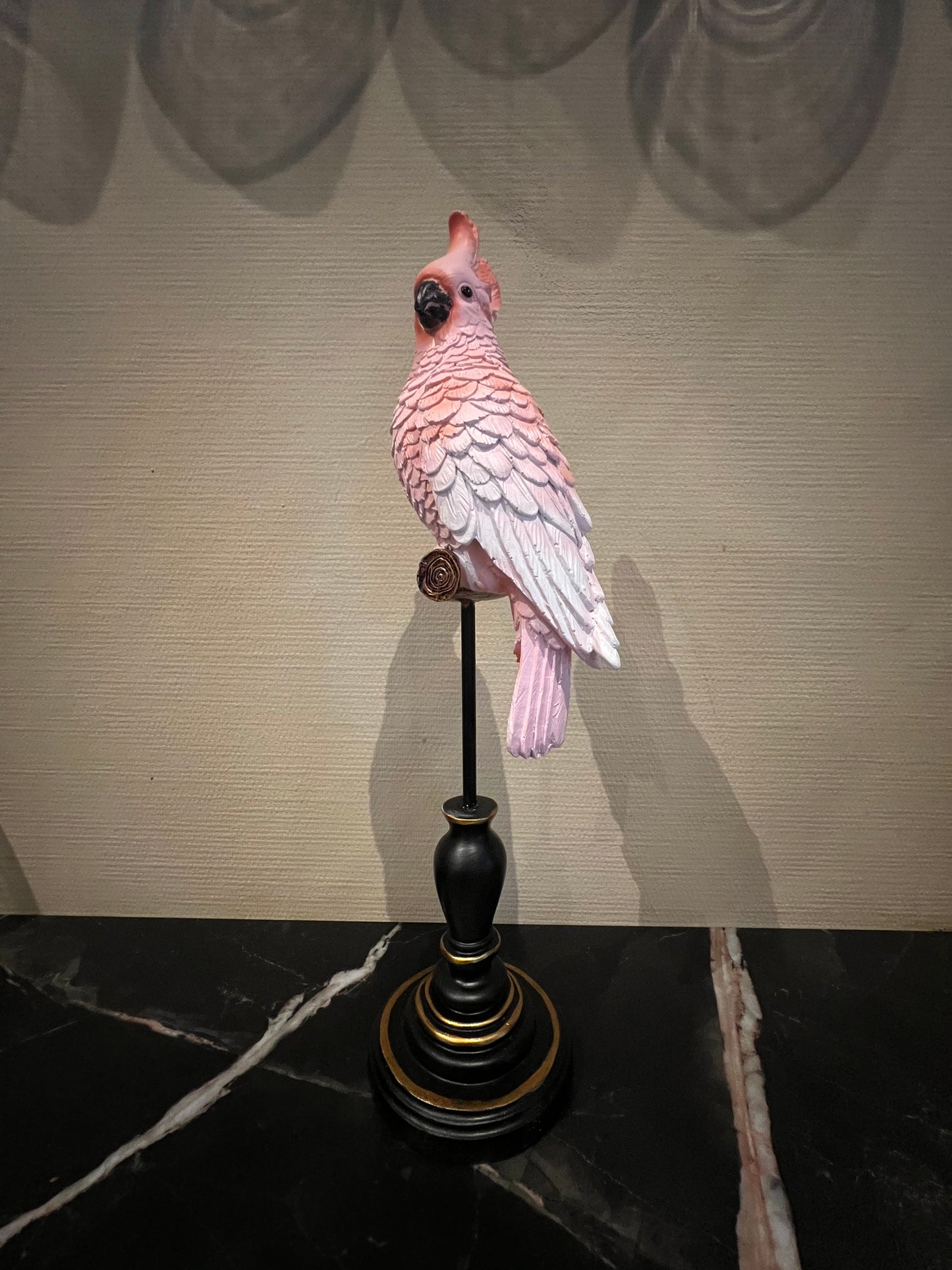 Roze kaketoe op zwarte voet
