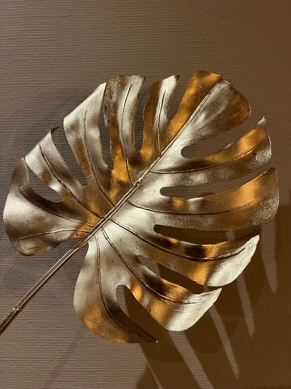 kunsttak Monstera goudkleurig 72 cm